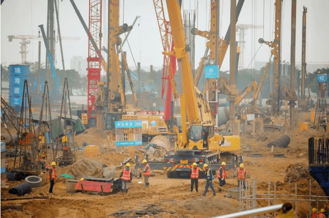 珠海机场综合交通枢纽项目正以每日200根管桩的速度推进